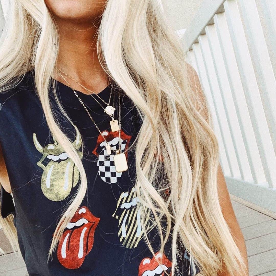 ブルーライフのインスタグラム：「rockin’ out in new tees from @daydreamerlaclothing 👅」