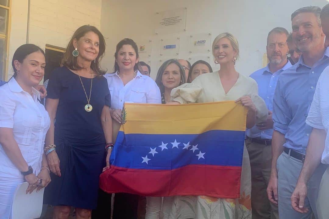 イヴァンカ・トランプさんのインスタグラム写真 - (イヴァンカ・トランプInstagram)「We stand with the people of Venezuela in their struggle to restore democracy, freedom and rule of law.  It was deeply moving to meet female leaders of the Guaidó coalition as well as some of the women impacted most by the brutal Maduro dictatorship in Cucuta today. 🇺🇸 🇻🇪 . . . 📷 AP & Reuters」9月5日 12時32分 - ivankatrump