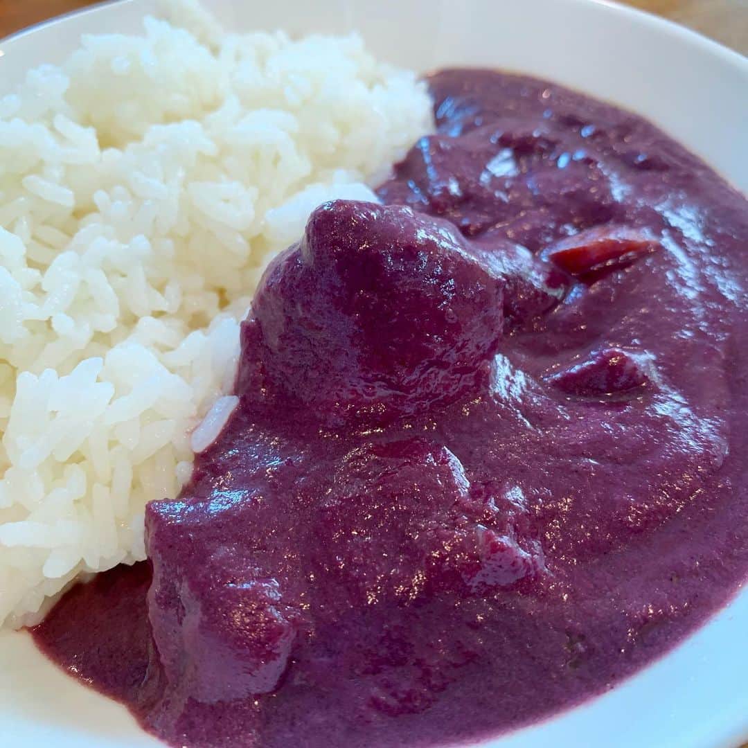 安倍吉俊のインスタグラム：「カレーが紫だと……？ #ハスカップカレー」