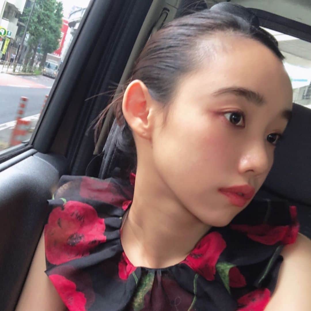 Baekのインスタグラム：「最近の衣装 @oz.vintage すずきさとみさんのとこで見つけたポピーのドレス #髪やっと結べるようになりました#周りに髪伸ばすんですー！#ていってたら#この前育毛剤をいただきました😂」
