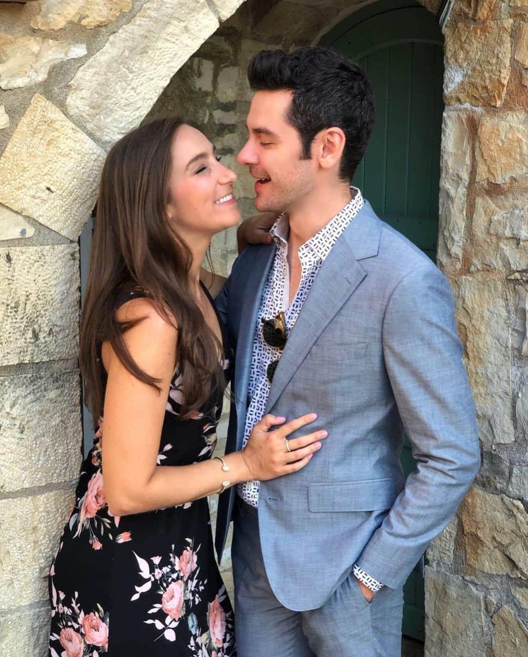 ブレンダン・ロビンソンさんのインスタグラム写真 - (ブレンダン・ロビンソンInstagram)「Weddings get @hpugz in the kiss-stealing #mood 😘 . . . #vacation #wedding #vibes #goodtimes #greece」9月5日 3時51分 - brendanrobinson