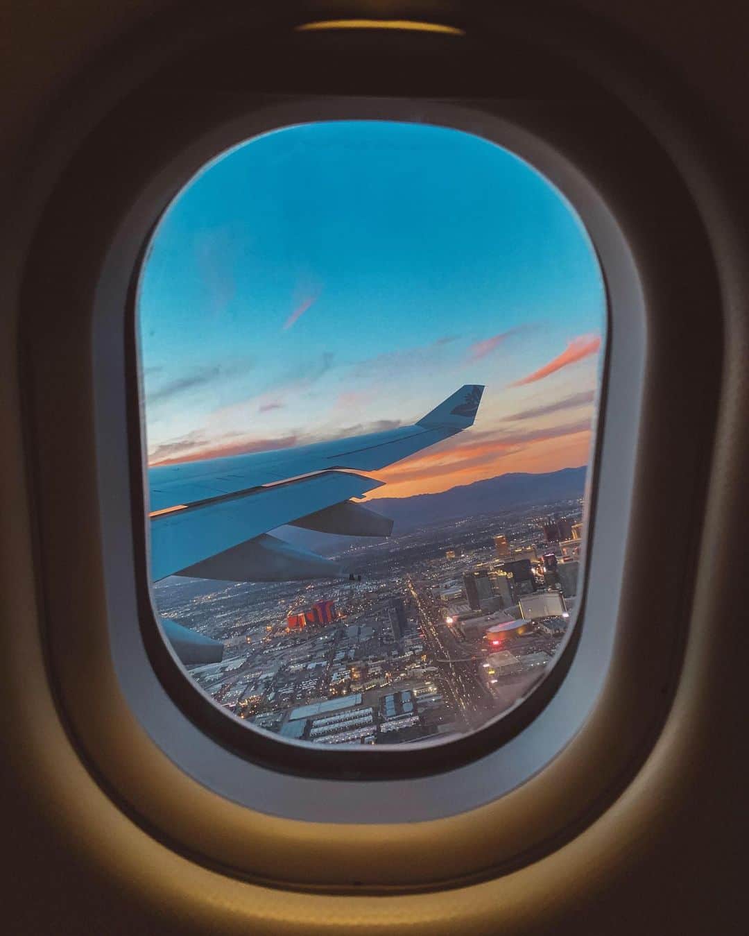 ハワイアン航空さんのインスタグラム写真 - (ハワイアン航空Instagram)「Nothing beats a takeoff into sunset. Can anyone name this location? ✈️🌆 #WindowSeatWednesday」9月5日 3時56分 - hawaiianairlines