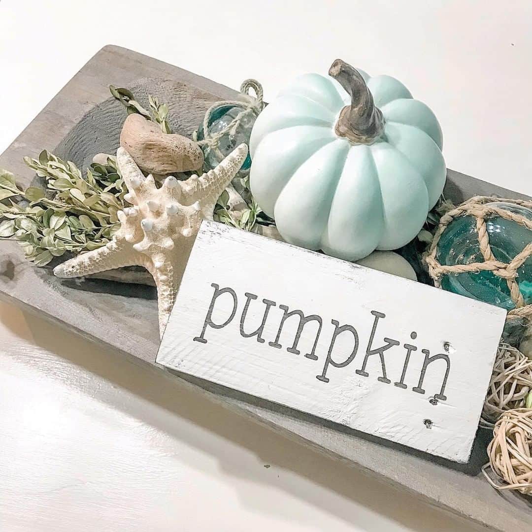 のインスタグラム：「Why choose between summer and fall when you can have both? Blend the two seasons with non-traditional blue pumpkins and beachy vibes 🤩 (📸: @anchoredsoulsigns)」