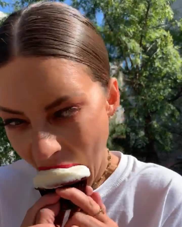Hannah Stockingのインスタグラム：「When bae gives you food 😍❤️ @anwar (merch at hannahstocking.co)」