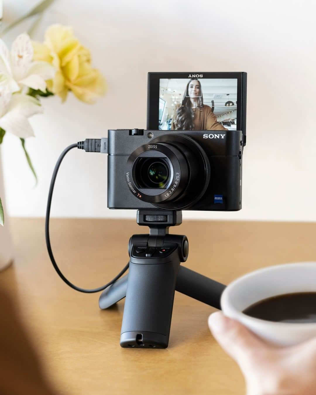 sonyさんのインスタグラム写真 - (sonyInstagram)「Tell your story. (The RX100 III Video Creator Kit) #SonyRX」9月5日 4時05分 - sonyelectronics