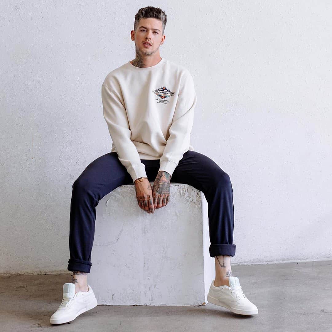 T・ミルズのインスタグラム：「98 degrees is sweater weather in LA」