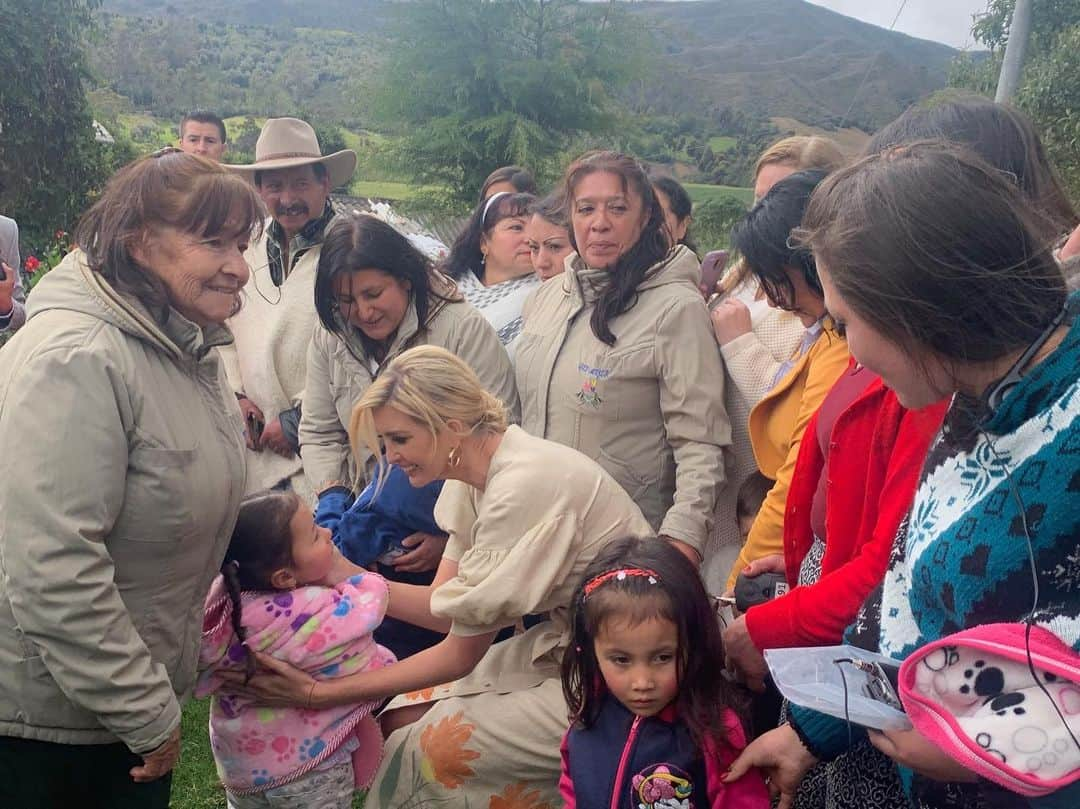 イヴァンカ・トランプさんのインスタグラム写真 - (イヴァンカ・トランプInstagram)「This morning we visited El Salero, a woman-owned organic strawberry farm in Usme, Colombia. It was wonderful to see firsthand  @USAID’s value chain program that supports capacity building for women strawberry farmers in rural Colombia. #WGDP」9月5日 4時38分 - ivankatrump