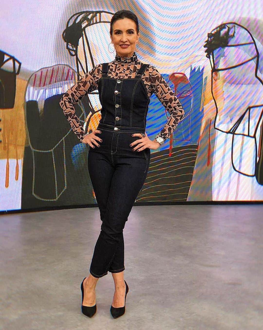 ファチマ・ベルナルデスのインスタグラム：「Eu amei esse look de hj. O macacão era de alça, mas a @flaviaazevedopereira sugeriu usar com essa segunda pele. Qualquer hora vou usar o macacão sem a blusa pra vcs verem como fica. Bom poder repetir a roupa dando uma cara nova pra ela, né?」