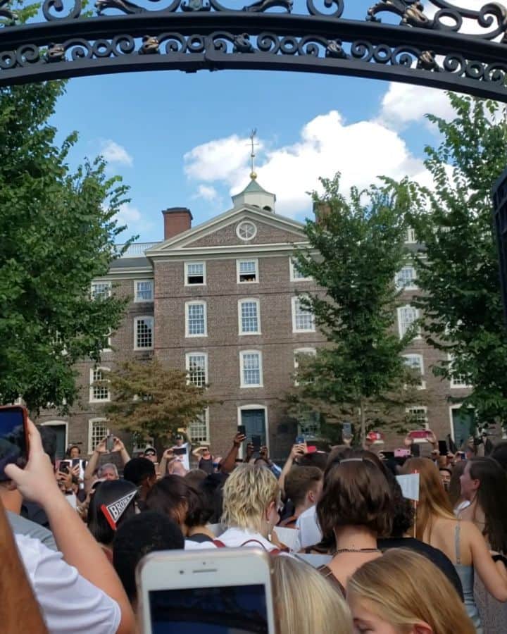 ヴィンセント・ゾウのインスタグラム：「Walking through the Van Wickle gates yesterday was inspiring, motivating, and made me feel truly part of something bigger. I'm proud to be at Brown, and I'm looking forward to a great semester!  Things to note if you have earphones on: • somebody was playing their trap playlist LMAO • "this is the best moment of my liiiife" (honestly, same)」