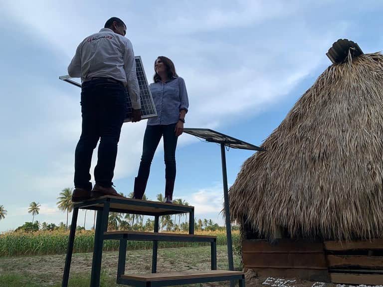 カーラ・ソウザのインスタグラム：「Energía limpia para un país más próspero. Gracias a la gente de @ACCIONA por enseñarme de cerca el complejo eólico Oaxacas y el proyecto de la Fundación @acciona_org en San Blas. #ExpertosEnDiseñarUnPlanetaMejor #sponsored」