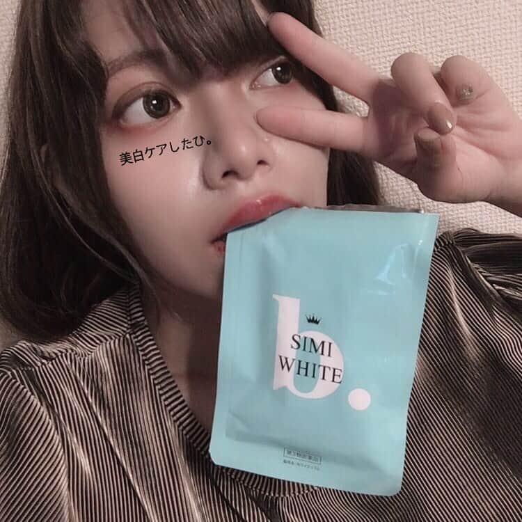 のインスタグラム：「⛓ . なんだか自撮り久しぶりだ。朝夜逆転を極めすぎているわたなべです、、、明日(あ、明後日)は朝から撮影だし、なんとかしなきゃだわ。 . 最近お肌白くなりたくて飲む日焼け止めとかかなり色々試してるから少しずつ紹介していくね。これは飲む日焼けどめにもなるし、日焼け後の対策にもなるやつ 🙋🏿‍♀️ . ストーリーズとかブログにもまた詳しく書くね！さあ、おやすみ！ . #飲む日焼けどめ #日焼け対策 #SIMIホワイト #SIMIWHITE #美白ケア #美白 #美白サプリ #美白効果」