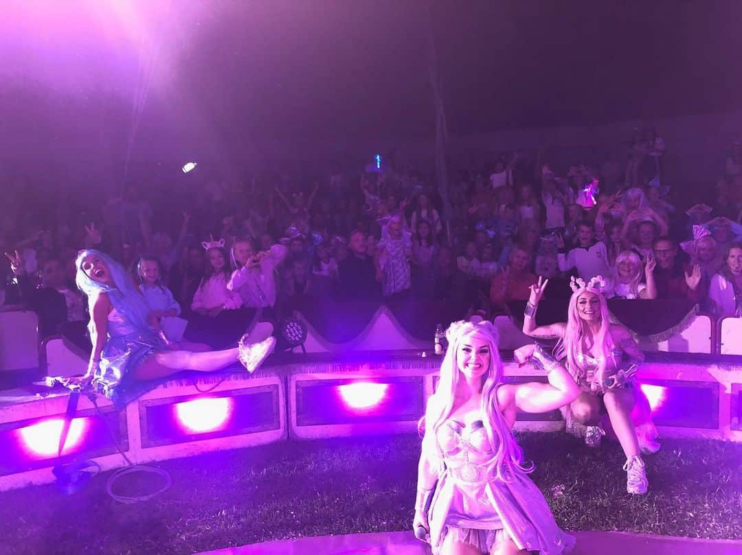 ドリー・スタイルさんのインスタグラム写真 - (ドリー・スタイルInstagram)「Tusen tack Eskilstuna för ikväll! Det var magiskt💗💙💜 #dollystyle #dollystylecircustour」9月5日 5時27分 - dollystyle