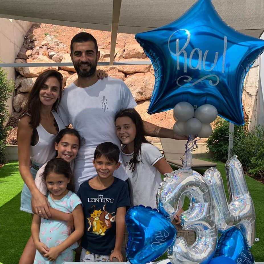 ラウール・アルビオルのインスタグラム：「Mi Familia 💙 Gracias a todos por vuestras felicitaciones 3️⃣4️⃣🎂🤗」