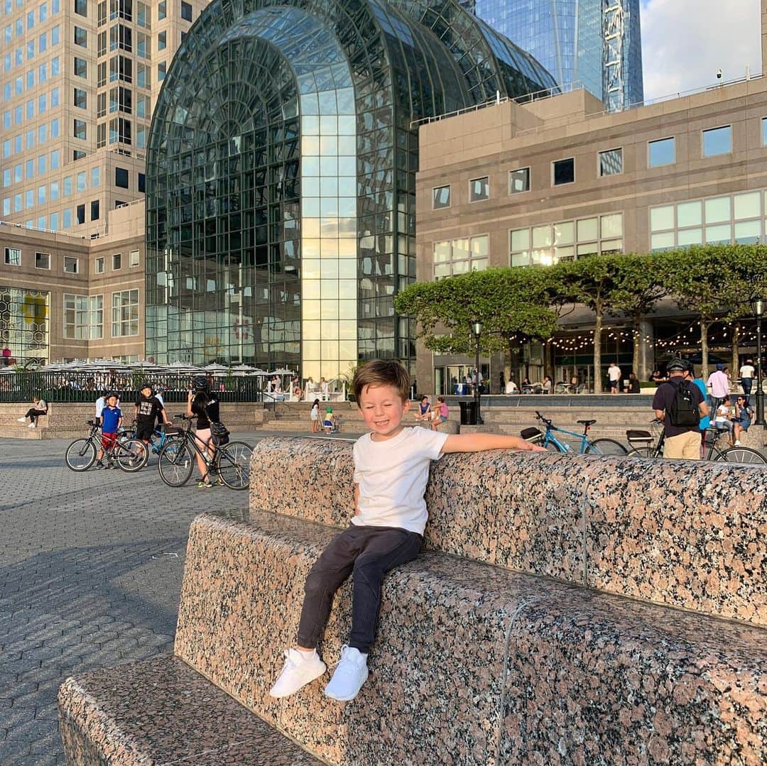 Helena Glazer Hodneさんのインスタグラム写真 - (Helena Glazer HodneInstagram)「Enjoying as much outdoor time as possible before summer comes to an end and school officially starts😳! This past weekend, we hung out in one of New York's best kept secrets (at least, I feel it's still a bit of a secret), the outdoor space of @bfplny. Nate ran around and watched the boats, we took in the incredible sunset and ended up eating dinner overlooking the water. Whether you make it out here in September or during another season, it's such a beautiful way to spend an afternoon or evening! 🍎🌆🌞🙌🏻#BFPLny #atBFPL #BFPLPartner」9月5日 5時44分 - brooklynblonde1