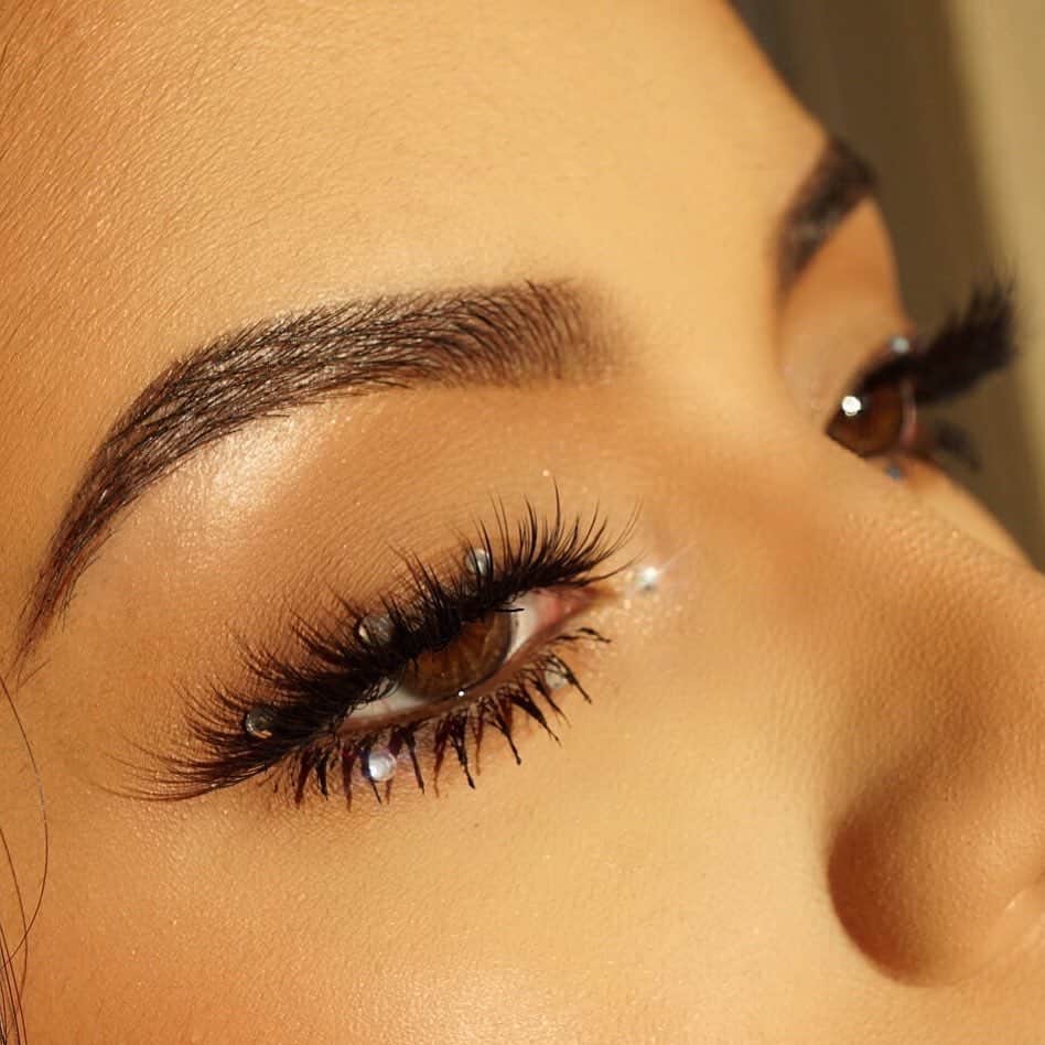 Benefit Cosmeticsさんのインスタグラム写真 - (Benefit CosmeticsInstagram)「She’s got a sparkle in her eye! ✨ @_claudiayvette gets her brows on point using #preciselymybrowpencil in shade 5, #foolproof brow powder in shade 5 & #24hrbrowsetter! #regram #friendswithbenefit」9月5日 5時44分 - benefitcosmetics