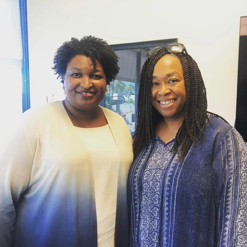 ションダ・ライムズさんのインスタグラム写真 - (ションダ・ライムズInstagram)「THIS happened. @staceyabrams is a trailblazer and game-changer. It was so great chatting with you.」9月5日 5時49分 - shondarhimes