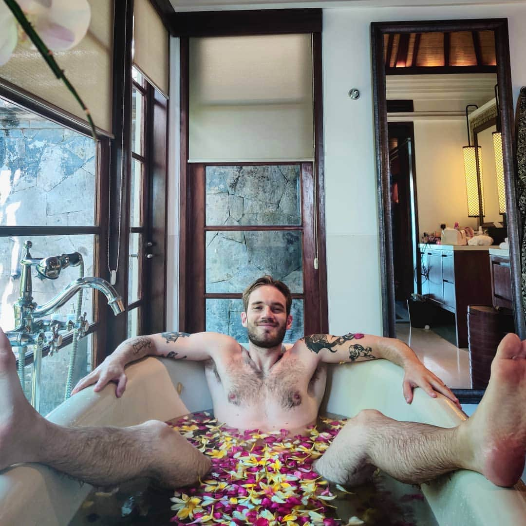 ピューディパイさんのインスタグラム写真 - (ピューディパイInstagram)「Back from Honeymoon!」9月5日 5時50分 - pewdiepie