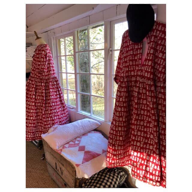 キャベジズ&ローゼズのインスタグラム：「We have a lovely new blog by @christinastrutt on our journal 📓❤️ Read Christina’s latest musings in “The Wardrobe” 👆Link in Bio👆#musings #thewardrobe #sustainablestyle #greencleaning #circulareconomy #summersale19 #buylesschoosewell #britishfashion #cabbagesandroses #cabbagesandrosesfashion  @cabbagesandroses_shop」