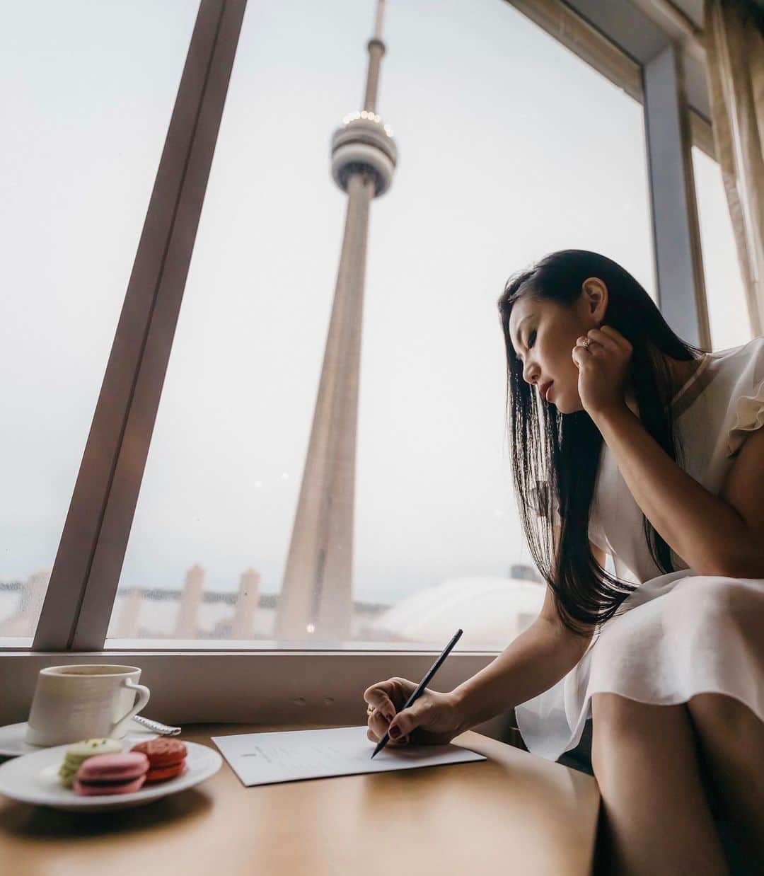 リッツ・カールトンさんのインスタグラム写真 - (リッツ・カールトンInstagram)「As world-renowned cellist @TinaGuo travels the world in search of inspiration for her music, our next stop takes us to the bustling city of #Toronto. View our Instagram Story to see more of the sights and sounds from our adventures. ⁣ ⁣ #Canada #CNTower #Arizona #NewOrleans #Louisiana #NOLA #Maui #Music #Cello #Cellist #Composer #TinaGuo #RCMemories #TravelInspiration #Travel #Travelgram #InstaTravel #TravelDiaries #rcpartner」9月5日 6時01分 - ritzcarlton