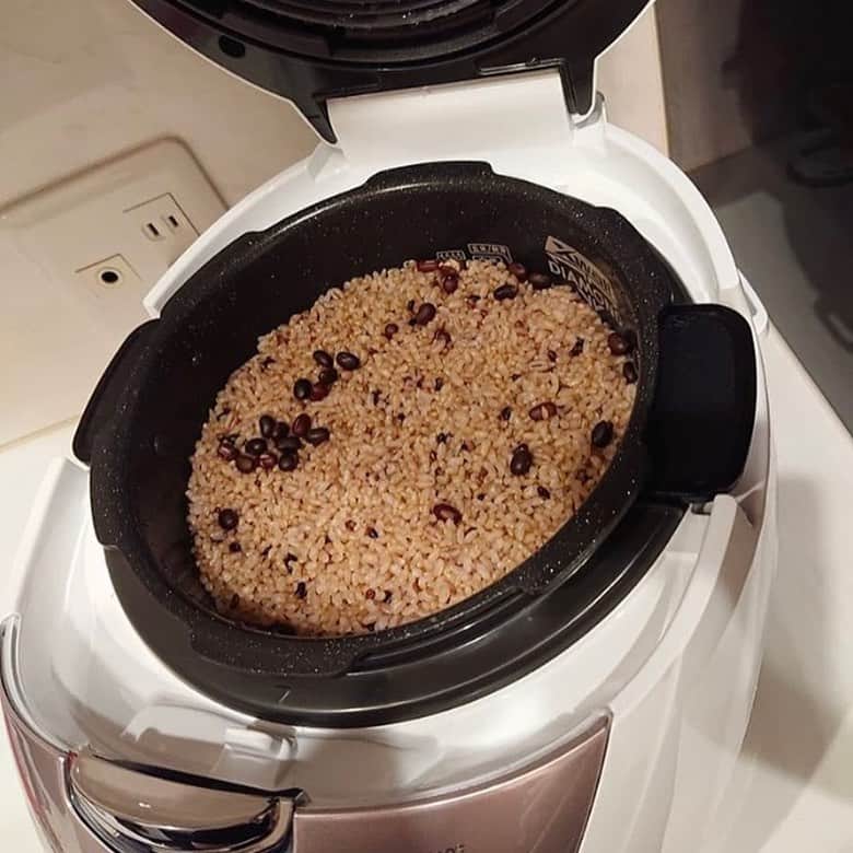なでしこ健康生活さんのインスタグラム写真 - (なでしこ健康生活Instagram)「Repost from @furin_mama  念願の『なでしこ健康生活』!! 手持ちの炊飯器が駄目になったのでこのタイミングで玄米食に切り替えました。 艶々した白米みたいなデザインの炊飯器は独特ですが上品で可愛らしいです、そして肝心の発芽機能は最短２時間❣️(特許取得だそう)凄すぎる！ でも急いでいなかったので初日は４時間コースで発芽させてみました。 昨晩まとめて炊いて家族全員で試食会を開催😋 プチっとした食間が大好きな私は一瞬で虜に…肝心な娘もモグモグと美味しそうに食べてくれ、パパも食べごたえあっていいね！と言ってくれました ❣️今日から一日おきに食べ比べをして４日後とのを違いを確認してみようと思います、もう楽しみすぎる😻  #なでしこ健康生活 #酵素玄米 #雑穀ブレンド」9月5日 5時55分 - nadeshiko_healthy_life