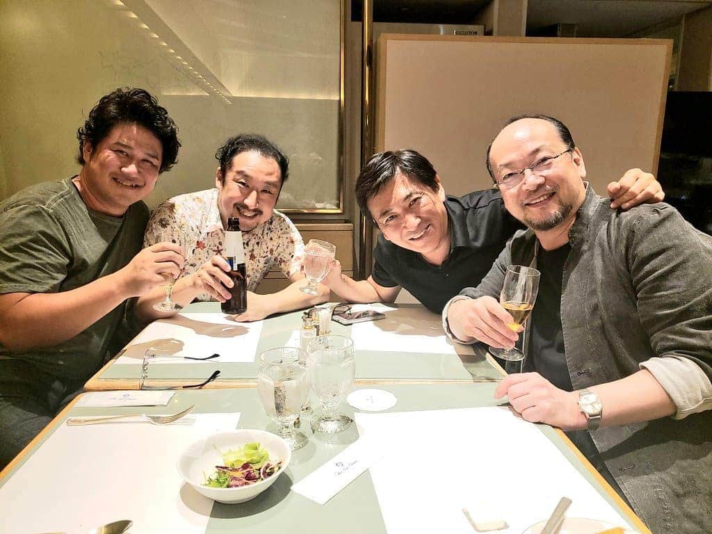 藤岡幸夫のインスタグラム：「昨晩の大和証券のお客様向け三大テノール、ロックコンサートのような凄い盛り上がりで最高に楽しかった！音楽やってて幸せ！を感じました。飲み会も笑いっぱなし。昨年の第１回を聴いたコシノヒロコさんが感激して３人に作った衣装も素敵でした。来年６/１７も大和証券のスポンサーでシンフォニーホールで一般公開です！お時間ある方は是非‼️」