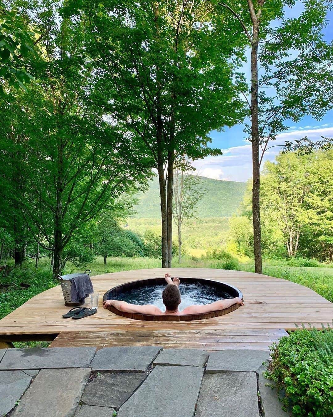 Airbnbさんのインスタグラム写真 - (AirbnbInstagram)「Talk about perfect circles. The tub at Superhost Quinn’s Catskills retreat will round off any remaining edges of the day—just in case you get stressed out hiking scenic trails or perusing antiques. Wild thyme perfumes the property all summer, so be prepared to remember your stay here whenever you cook Italian food for the rest of your life.  Photo: @mountainthymecottage」9月5日 6時03分 - airbnb