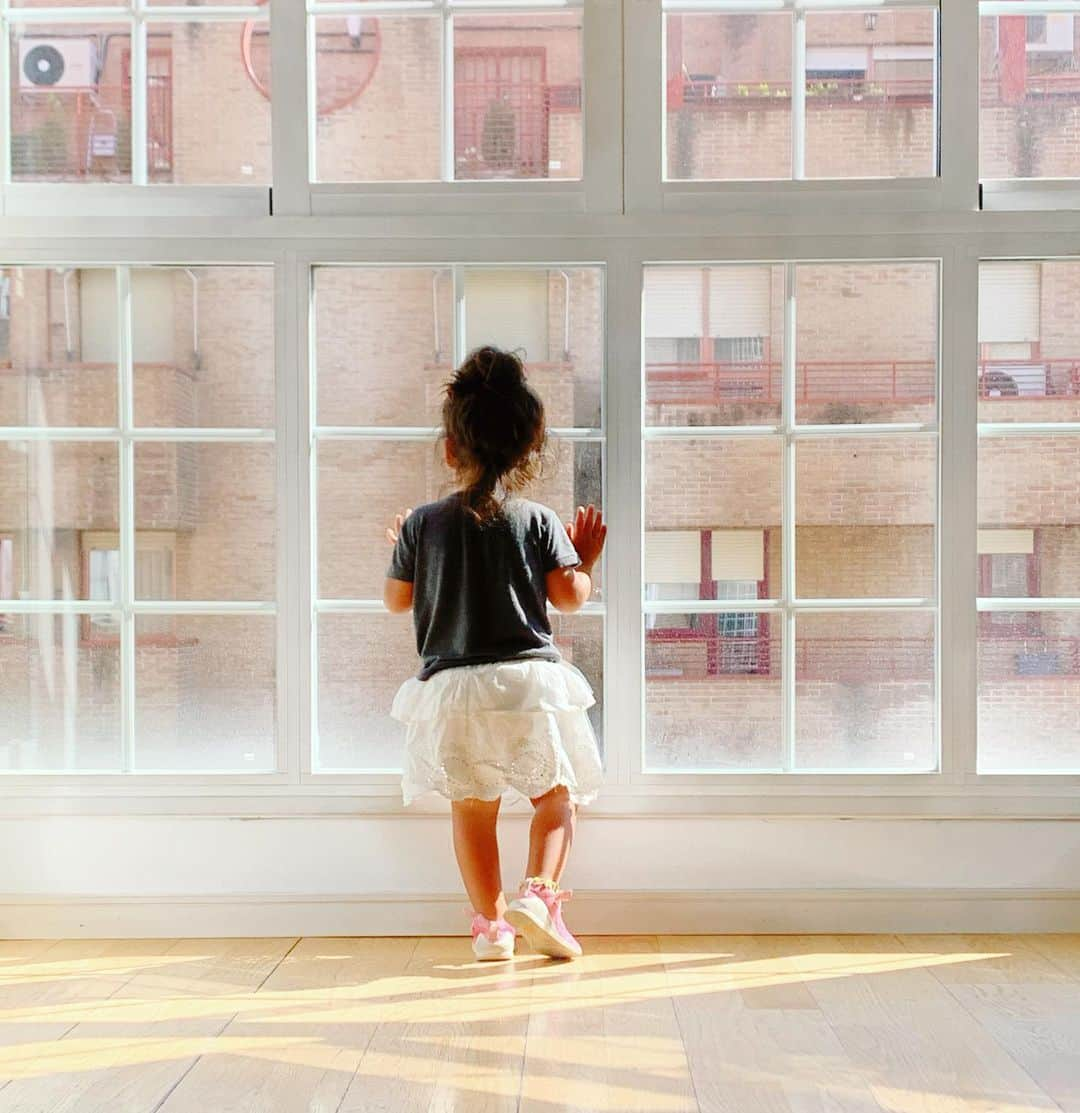 ジェマ・マリンさんのインスタグラム写真 - (ジェマ・マリンInstagram)「✨News Beginnings ✨ Alex checking out our neighborhood 🤓 . . Please look at the second picture, how excited was Alex in our new place that she dressed up to go to school.. I’m sure tomorrow won’t be this happy when she actually has to go 😂🙈 . . #home #USA #Spain #beginnings」9月5日 6時18分 - gemma_marin