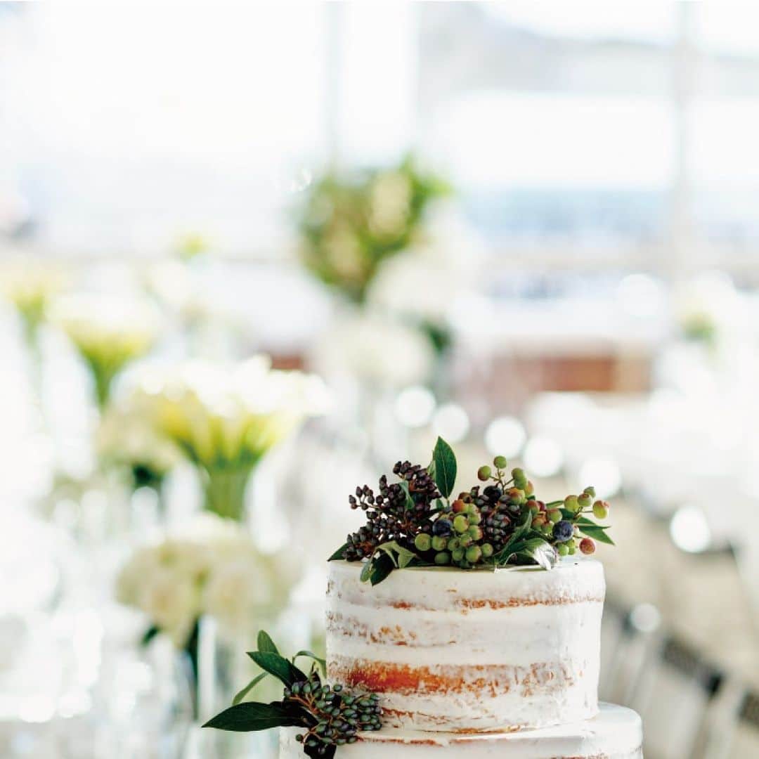 のインスタグラム：「riviera_wedding_official . リビエラウェディング ロンハーマンの世界をお届けします。ウエディングケーキもスタイリッシュに。 .———————————— #seasideriviera #rivierawedding #逗子マリーナ  #ロンハーマン逗子マリーナ  #リビエラウェディング #結婚式　#ブライダル　#結婚式準備　#花嫁　 #プレ花嫁　#日本中の花嫁さんとつながりたい　 #卒花嫁　#ウェディング　 #ウェディングドレス　#結婚式場　#花嫁diy #ガーデンウェディング　#ドレス迷子　 #オリジナルウェディング　#プレ花嫁準備 #ウェディングフォト　#関東花嫁　#東京花嫁　 #花嫁会　#式場見学　#ナチュラルウェディング　 #入籍しました　#ウェディングソムリエ #2019秋婚 #2019冬婚」