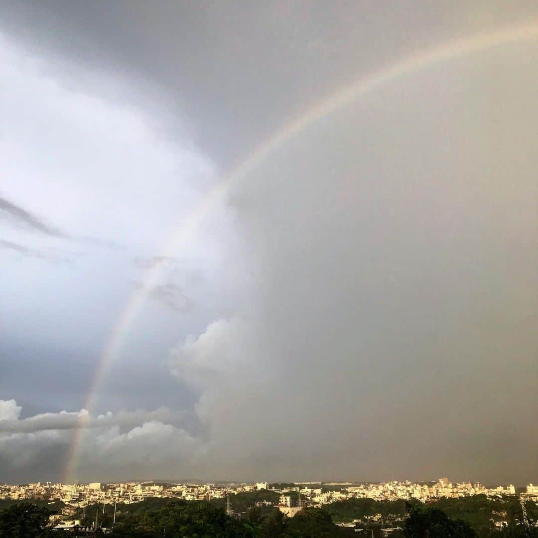 藤代冥砂さんのインスタグラム写真 - (藤代冥砂Instagram)「早朝の虹。 一瞬の出来事で、もう消えてしまった。 良い一日を！  Rainbow in early morning shows that Typhoon passed,whole day remains.  #rainbow #虹」9月5日 6時43分 - meisafujishiro