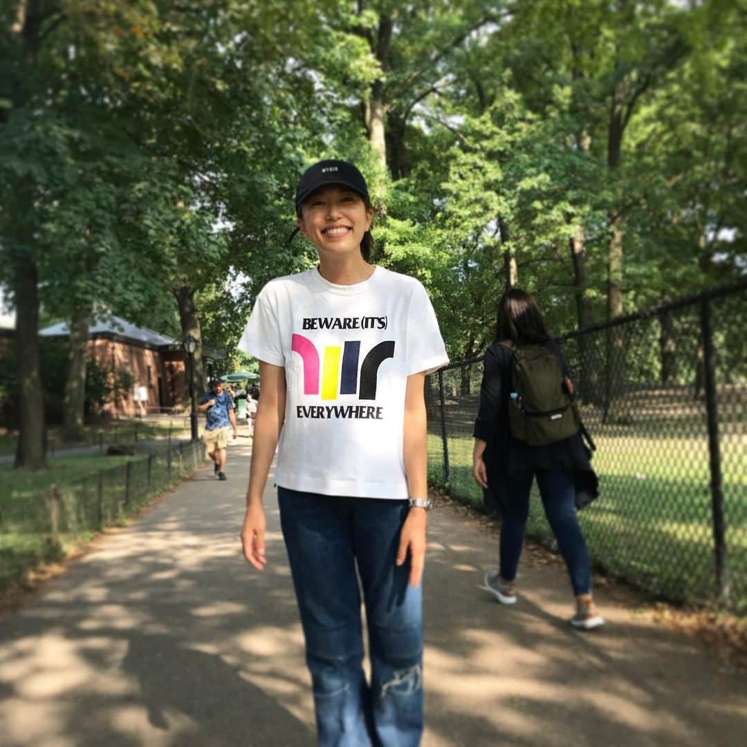 里田まいさんのインスタグラム写真 - (里田まいInstagram)「2日連続Central parkへ〜 子供を疲れさせる作戦のはずが、自分がヘトヘト汗ベッタベタ🤪 今日は午前午後どちらも野球のある意味ダブルヘッター🤪 疲れ知らずだ、、、本当に。 写真は息子が撮ってくれた(^^) #トイレの帰り道 #間に合ってホッとした笑顔の母 #ギリギリでトイレって言い過ぎ #申告遅いよ息子よ #走ってまたもや汗だく そんでもって。 #夏休み長すぎやしませんか😂」9月5日 7時03分 - maisatoda_official