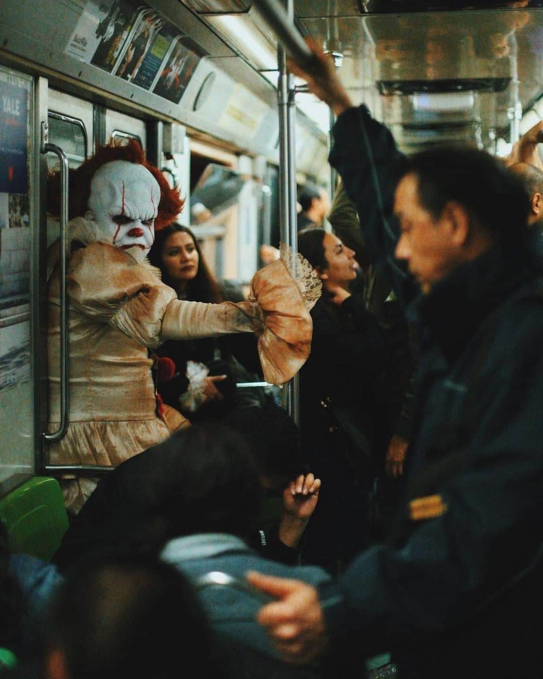 のインスタグラム：「Felices 50 años tío @metrocdmx  Muchas de mis fotos son de ahi. #cdmx #metro #metro50años #50añosmetro #metrocdmx #pennywise #it #pennywisecosplay」