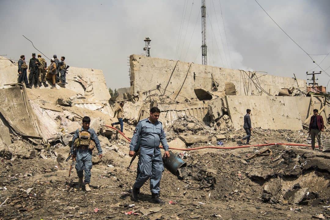 ルモンドさんのインスタグラム写真 - (ルモンドInstagram)「Dans la soirée du 2 septembre, un peu avant 22 heures, heure de Kaboul, une forte explosion a de nouveau secoué la capitale afghane. Revendiqué par les talibans, l’attentat a fait, selon le dernier bilan avancé par le ministère de l’intérieur, seize morts, tous civils, et 119 blessés. Un tracteur chargé d’explosifs a explosé devant le vaste camp de Green Village, abritant des organisations, des institutions internationales et leurs employés, dans l’est de Kaboul. L’explosion a mis le feu à une station d’essence dans les environs, alourdissant le bilan. Cet attentat a eu lieu alors que la télévision afghane Tolo News diffusait en direct l’interview de l’émissaire américain, l’ambassadeur Zalmay Khalilzad, dans laquelle il discutait les termes d’un accord de paix avec les talibans, après dix-huit ans de conflit dans le pays. A Kaboul, la multiplication des attaques dans le pays par les talibans reflète la volonté d’engager « un bras de fer avec le gouvernement ». - Devant le vaste camp de Green Village, à Kaboul, au lendemain de l’attentat revendiqué par les talibans, le 3 septembre. Photos : Andrew Quilty (@andrewquilty) #PourLeMonde - #Kaboul #Afghanistan」9月5日 6時57分 - lemondefr