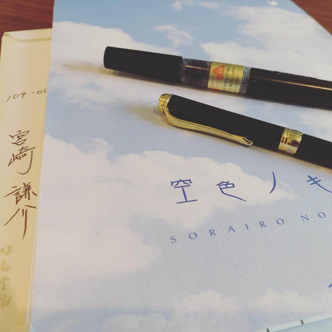 宮崎謙介さんのインスタグラム写真 - (宮崎謙介Instagram)「早起きは三文の徳。朝の生放送に行く妻を送り出し、私は手紙をしたためていましたよ。今日も頑張りましょう！  #モーニングクロス #手紙」9月5日 7時03分 - miyazakikensuke1031