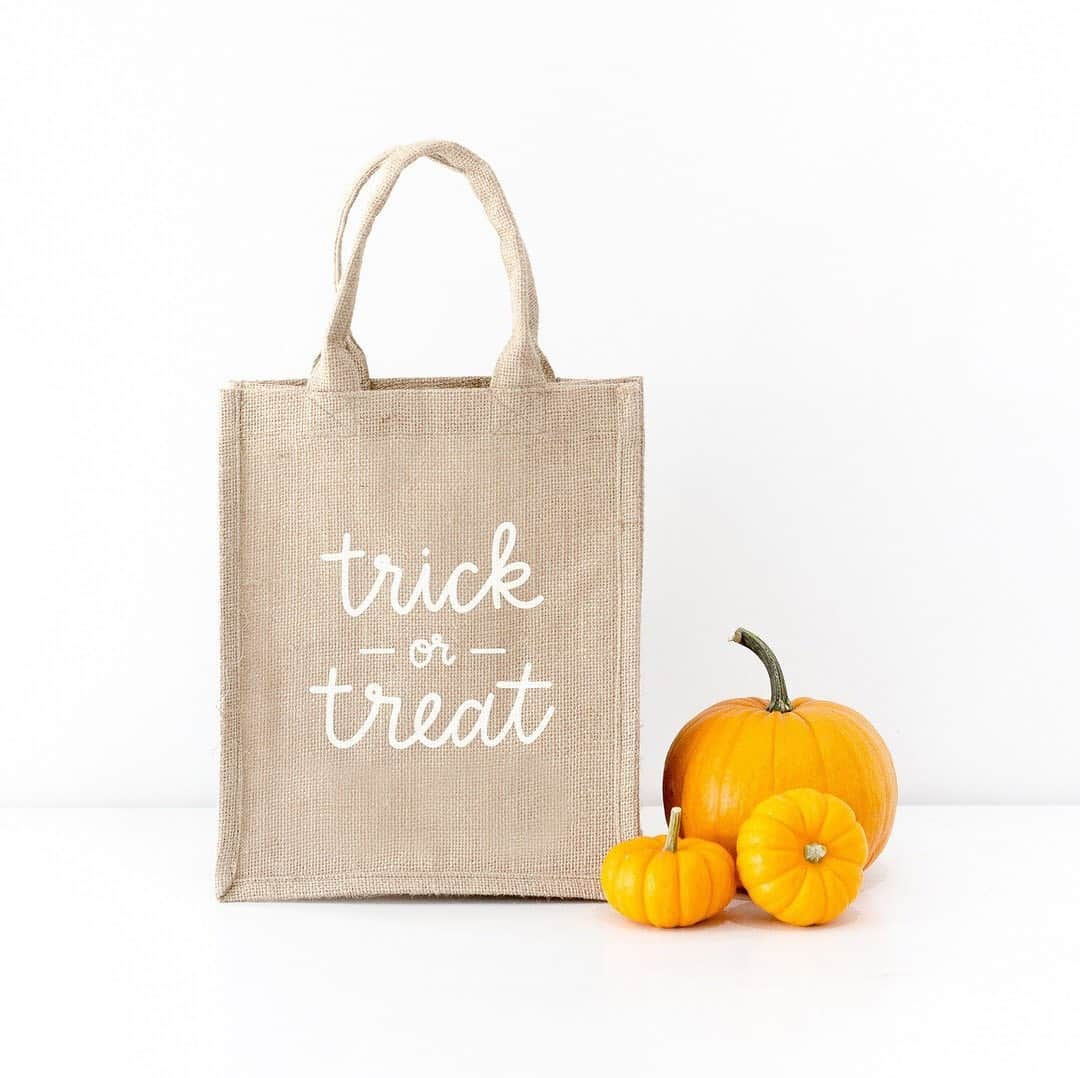 The Little Marketさんのインスタグラム写真 - (The Little MarketInstagram)「GIVEAWAY CLOSED - We’re getting ready for fall with a giveaway! For the next 13 days, 13 lucky people will win our Trick-or-Treat reusable tote, a set of Halloween pjs from @burtsbeesbaby, a @skeletitos book, + organic candy corn from @yumearth.⁣⁣⁣ ⁣⁣⁣ How to enter:⁣⁣⁣ 1. Like this post⁣⁣⁣ 2. Follow @thelittlemarket, @burtsbeesbaby, @skeletitos, + @yumearth ⁣⁣⁣ 3. Tag your friends! (Each tag is an additional entry.)⁣⁣⁣ 4. Bonus entry: Share this post on your stories or feed and tag each brand listed above. ⁣⁣⁣ ⁣⁣⁣ ⁣ Contest open through 11:59 p.m. ET on 9/17. 13 winners will be chosen at random via this post and IG stories. Must be 18 years or older to enter. Open to entrants within the US only. #giveaway is in no way sponsored, endorsed or administered by, or associated with Instagram.」9月5日 6時58分 - thelittlemarket