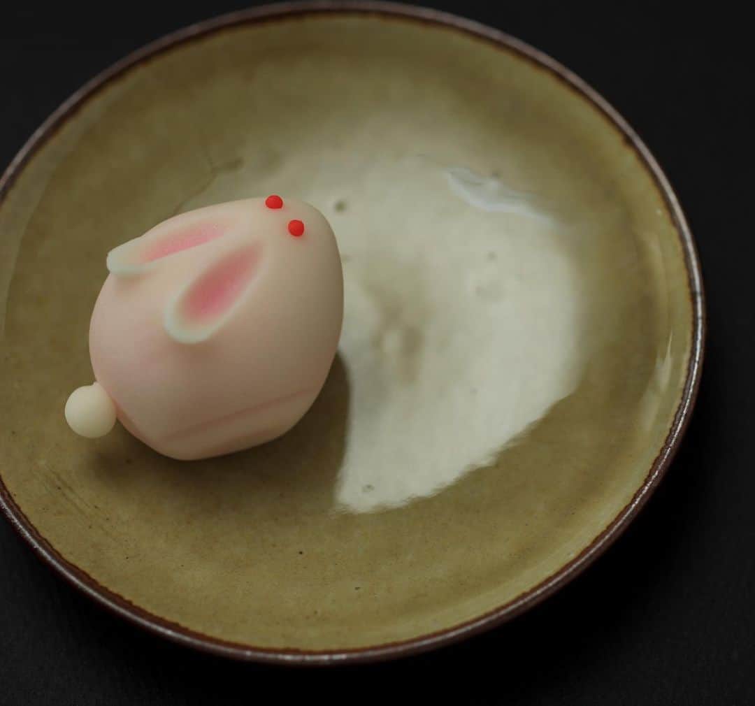 Toru Tsuchieさんのインスタグラム写真 - (Toru TsuchieInstagram)「今日の和菓子はねりきりで作った月うさぎです。 ねりきりとは白餡に餅や芋を混ぜて作った和菓子で 茶道 で使われる「主菓子」の一種です。 撮影 用に作成しました。  フェイスブックページのいいね！もよろしくお願いします。 https://www.facebook.com/shishisu/ Today's wagashi is  Rabbit with Nerikiri. The Nerikiri is the material of wagashi made by mixing the rice cake and yam in white bean. Is a kind of "Jounamagashi" as used in the tea ceremony. The sweets I've made for the shooting.  #福泉堂  #和菓子  #おいしい #funny #my_eos_photo #出雲  #wp_delicious_jp #カメラ好きな人と繋がりたい  #写真好きな人と繋がりたい　 #model #life #可愛い #Japan #wagashi  #جميل #красивый #ファインダー越しの世界 #design #work #ig_color  #happy #Mignon  #igfood #lifestylenipponpic #photooftheday #สวย #sweets #kawaii #yummy」9月5日 7時05分 - choppe_tt