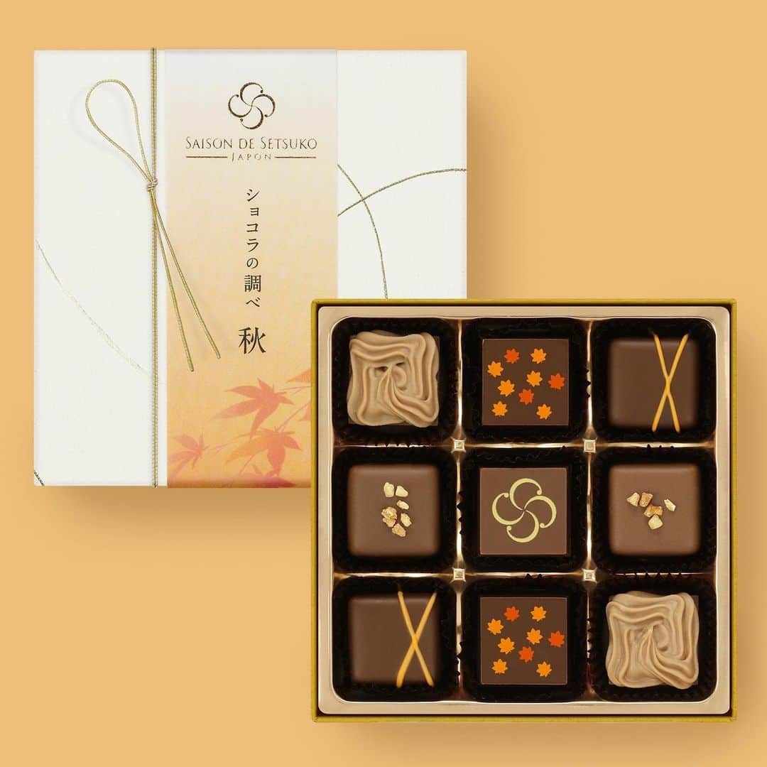 メリーチョコレート(公式) さんのインスタグラム写真 - (メリーチョコレート(公式) Instagram)「日本の美しいSHIKI（四季・色・式）を表現するSAISON DE SETSUKO（セゾン ド セツコ）より、それぞれの季節の美しさをショコラに仕立てたショコラの調べ。秋限定の詰め合わせが登場中です。  秋を感じる「さつまいも」、「きなこ」、「はしばみ」、「和栗」のチョコレートを季節限定で詰め合わせました。  折々に変わりゆく様が美しい日本の「四季」を、チョコレートを通してお楽しみください。  9個入　税込　1,080円  _ #セゾンドセツコ #チョコレート #秋 #お土産 #贈り物 #お手土産 #ギフト #季節限定 #メリーチョコレート #saisondesetsuko #chocolate #chocolat #gift #autumn #marychocolate」9月5日 7時10分 - marychocolate.jp