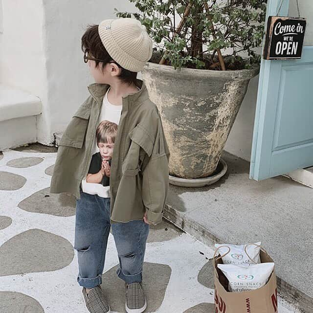 子供服のbig foRE:stさんのインスタグラム写真 - (子供服のbig foRE:stInstagram)「. ビッグシルエットジャケット【799】 . おはようございます🌞 昨日は雨に雷にとすごかった三重です☔️ 久しぶりに地響きがする雷。 山陰地方に住んでた時の季節がわりの雷もすごかったのでそれを思い出してました⚡️ お天気が不安定なのでお気をつけください。 . 今日はオススメアウターの紹介♬ ゆったりシルエットと胸元のポケットがかわいすぎるアウター❤︎ 重すぎないカラーは春秋どちらも使えちゃいます😉 .  2色展開なのでお気に入りカラーを選んで秋を楽しんでください🍁 . . . #子供服 #キッズコーデ #韓国子供服 #kidscode #outfit #おでかけコーデ#海外子供服  #おしゃれさんと繋がりたい #kidsjapan #セレクトショップ #女の子コーデ  #男の子コーデ#女の子ママ#男の子ママ#インポート#ママリ #コドモノ #秋アイテム#お洒落さんとつながりたい#ninas#秋ジャケット#オーバーサイズ#ビッグシルエット」9月5日 7時20分 - olpemi_