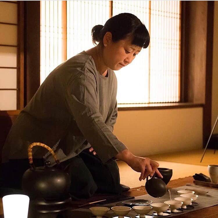 のインスタグラム：「【 卓上の手仕事「白露」-お茶会のお知らせ- 】﻿ 9月7日(土)から開催の卓上の手仕事「白露」。﻿ 8日(日)には古谷宣幸さん、古谷朱里さんの器を使用した、「TE tea&eating」川西まりさんによるお茶会を行います。﻿ ﻿ [ 中国茶会ー秋ノ白 ]﻿ 夏が終わり、秋がはじまる時を迎えます。﻿ 今回は古谷宣幸さん、朱里さんの器を使い、秋の白、器、茶、菓子、花を合わせたお茶席をつくります。﻿ 皆様をお待ちしております。﻿ ﻿ 日程 / 2019年9月8日(日)﻿ 時間 / ①13:00- ②16:00-﻿ 場所 / graf studio shop(大阪市北区中之島4-1-9 graf studio 1F )﻿ 定員 / 各６名﻿ 参加費 / 4,800円(中国茶数種類・オリジナル菓子・古谷宣幸さんの茶杯付)﻿ 問い合わせ：graf Studio shop﻿ tel：06-6459-2100(担当：宮内)﻿ mail shop@graf-d3.com」