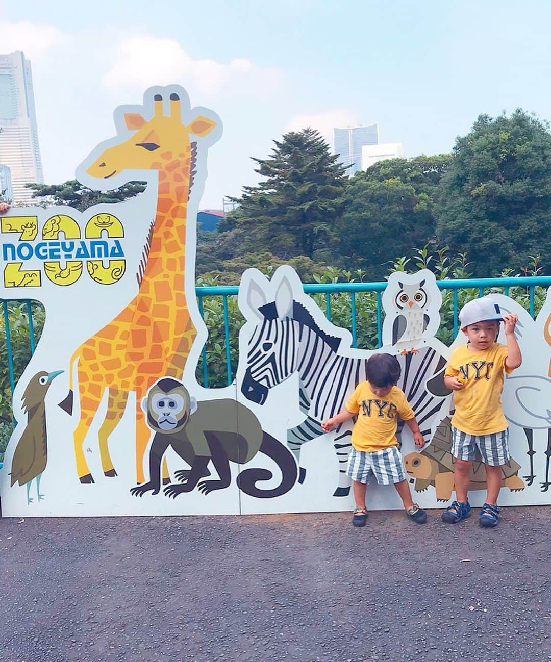 齋藤美波さんのインスタグラム写真 - (齋藤美波Instagram)「🐆🦅🦓 #のげやま動物園 ・ 先日横浜に用があり 時間ができたので 急遽小学生以来の のげやま動物園に 行ってきました🌞 ・ やっと連れて行って楽しんでる姿見れて 連れてきてよかった〜と思える日が 来た！笑 なぜかって。 ・ 武玄が小さい時はどこ連れてっても 基本無反応🤣 #車以外は 興味なさそーって感じなので 結果大人が楽しんで帰るみたいな事が たくさんで、、、笑 そんな武玄ももーすぐ4歳！ 色んなことに興味を持ち始め とてもいい反応してくれるようになったから やっと連れて気概がある😊 そして然くんは既に 好奇心旺盛BOYなので 2人のバランスがとてもいい😄 ・ 色んなとこ連れってあげたいな〜 って更に思うようになった！ パパママ頑張るね💴💪🏾💪🏾←現実w ・ モルモットが可愛すぎて 飼いたくなった♥️ 然くんもずっとぎゅーぎゅーしてて 可愛かったなあ🥰 改めて子供が楽しんでる姿 喜んでる姿見てる時がいっちばん 幸せ感じるなぁと。 ・ ありがとう♥️と 言いたくなった😌 ・ 次はライオンさんBus乗りに サファリパーク行きたい🦁🚌 ・ ・ ………………………………………………… #動物園#家族#休日#兄弟#男の子兄弟#2歳差#1歳半#3歳#男の子ママ#モルモット#zoo#holday#happy#brothers#family」9月5日 7時23分 - saito373minami