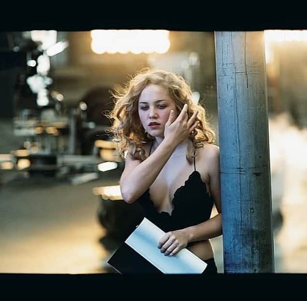 エリカ・クリステンセンのインスタグラム：「Truly a genius. Right down to the choice of frame. This one. Out of every smoldering look I’m sure I tried to give, he chose this, of me mid-blink. It’s candid and the lighting is insanely beautiful and it’s not the obvious shot but it’s so obviously the right shot.  From the @pirelli calendar 2002 and I am honored to have been included among many radical ladies like @selmablair and @jaime_king whose photos I added here, too. We’re all mamas now.... Whoa. Well, it’s been 17 f*&ing years so a lot a happened! #RIP #peterlindbergh」