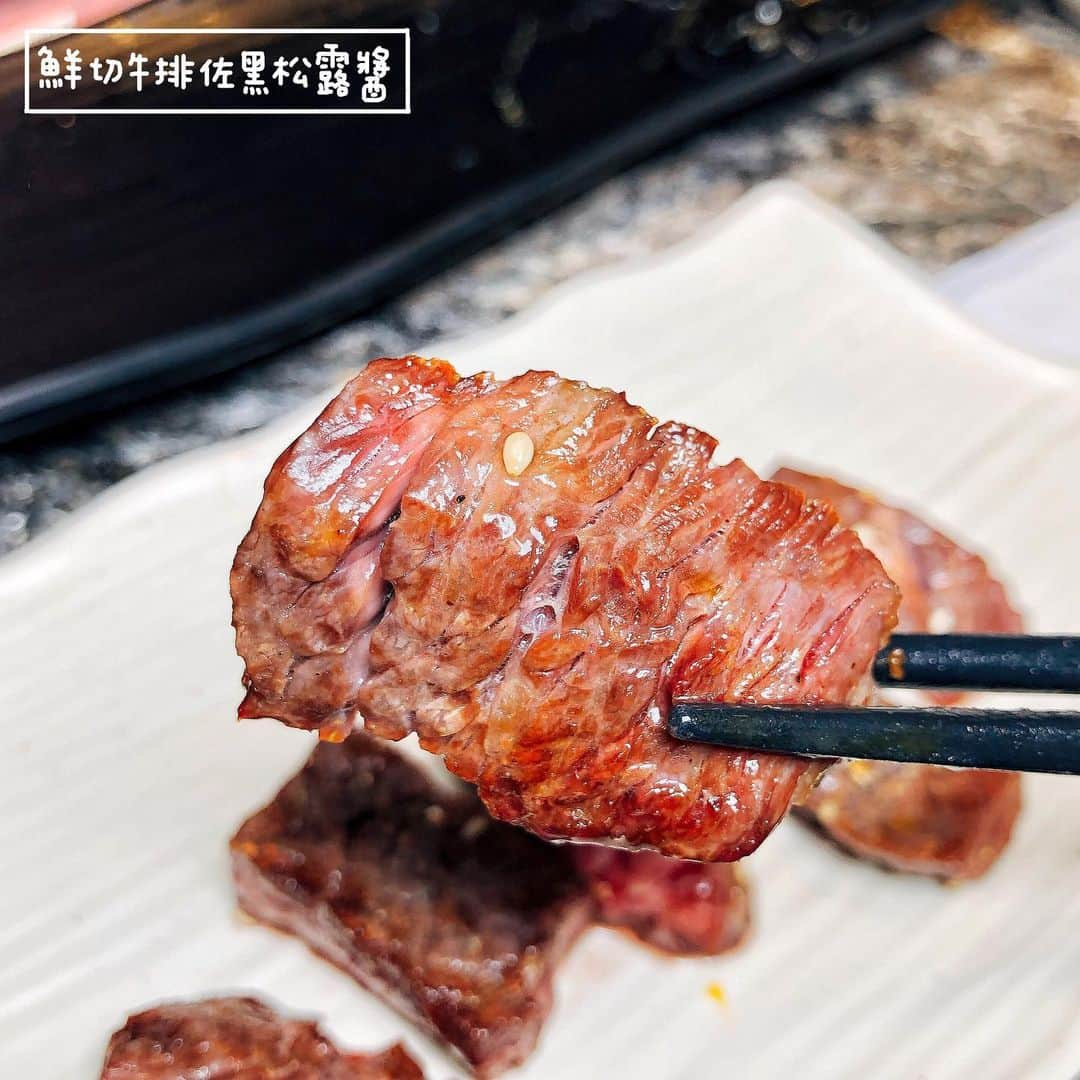 4foodie, for foodieさんのインスタグラム写真 - (4foodie, for foodieInstagram)「📍Taipei, Taiwan 肉你好Yoloniku燒肉專門店 / 以下餐點與價位 玉子牛丼飯 $120 美味程度：🌕🌕🌕🌕🌑 💡補充💡半熟蛋黃搭配剛烤好的牛肉完全是經典👌🏻👌🏻👌🏻飯粒蒸煮地粒粒分明，肉香氣十足👍🏻 極品厚切牛舌 $320 美味程度：🌕🌕🌕🌕🌗 💡補充💡牛舌口感表皮酥肉質脆口，厚度蠻厚的🐮 豪華和牛雙拼 $990 美味程度：🌕🌕🌕🌕🌑 💡補充💡和牛肉質不在話下，油花分佈均勻，肉質鮮嫩多汁，簡單搭配海鹽即可🤤🤤🤤 鮮切牛排佐黑松露醬 $359 美味程度：🌕🌕🌕🌕🌗 💡補充💡牛排由專人烤至5分熟，搭配店家特製的黑松露醬，黑松露帶出淡淡香氣，搭配牛排，口味濃郁🥰 手臂蝦 $690 美味程度：🌕🌕🌕🌕🌗 💡補充💡超大一隻手臂蝦，徒手拿真的蠻重的😂蝦子烤得適中，肉質緊實，還有蝦膏搭配，愛蝦者必點無誤🦐🦐🦐 干貝漢堡 $200 美味程度：🌕🌕🌕🌕🌑 💡補充💡生食等級干貝搭配甜蝦與紫蘇，算是不陌生的搭配，干貝新鮮，口感鮮甜，紫蘇香氣濃郁，整體很清爽💕 日式生牛肉 $180 美味程度：🌕🌕🌕🌕🌑 💡補充💡生牛肉搭配蛋黃，將蛋液劃破拌在一起，再加上蔥與海苔點綴，簡單美味💯💯💯 和風鱈魚肝沙拉 $220 美味程度：🌕🌕🌕🌕🌑 💡補充💡鱈魚肝口感綿密滑嫩，沙拉整體吃起來很清爽，柴魚片給的份量完全不手軟😆😆😆 肉你好手工甜點 $120 美味程度：🌕🌕🌕🌕🌑 💡補充💡芝麻奶酪搭配黃豆粉，很日式的甜點，口感香甜，如果不想吃太甜可以請店家少加一點黑糖醬喔(˶‾᷄ ⁻̫ ‾᷅˵) 整體 環境衛生：🌕🌕🌕🌕🌗 服務態度：🌕🌕🌕🌕🌗 再訪意願：🌕🌕🌕🌕🌗 🗺台北市大安區敦化南路一段190巷42號 🚇捷運忠孝復興4號出口 ☎️(02)2711-2020 ⏰17:00-24:00 🍽2019.08.28到訪用餐 💡補充💡最愛的燒肉品牌肉你好終於開到東區了開心٩(˃̶͈̀௰˂̶͈́)و這次全新的概念店與以往不太一樣，走更精緻的燒肉，不賣串炸，專注於燒肉品質與專業👍🏻全新開幕恭喜恭喜🎉 #4foodie #4foodie忠孝復興站 #YOLONIKU肉你好 #taipeifood #台北美食 #肉你好 #東區美食 #東區燒肉 #東區燒烤 #台北燒肉 #台北燒烤 #taipei #4foodie燒肉 #4foodie燒烤 #4foodieintaipei #4foodieforfoodie ©版權所有，不得轉載copyrights reserved」9月5日 13時08分 - 4foodie