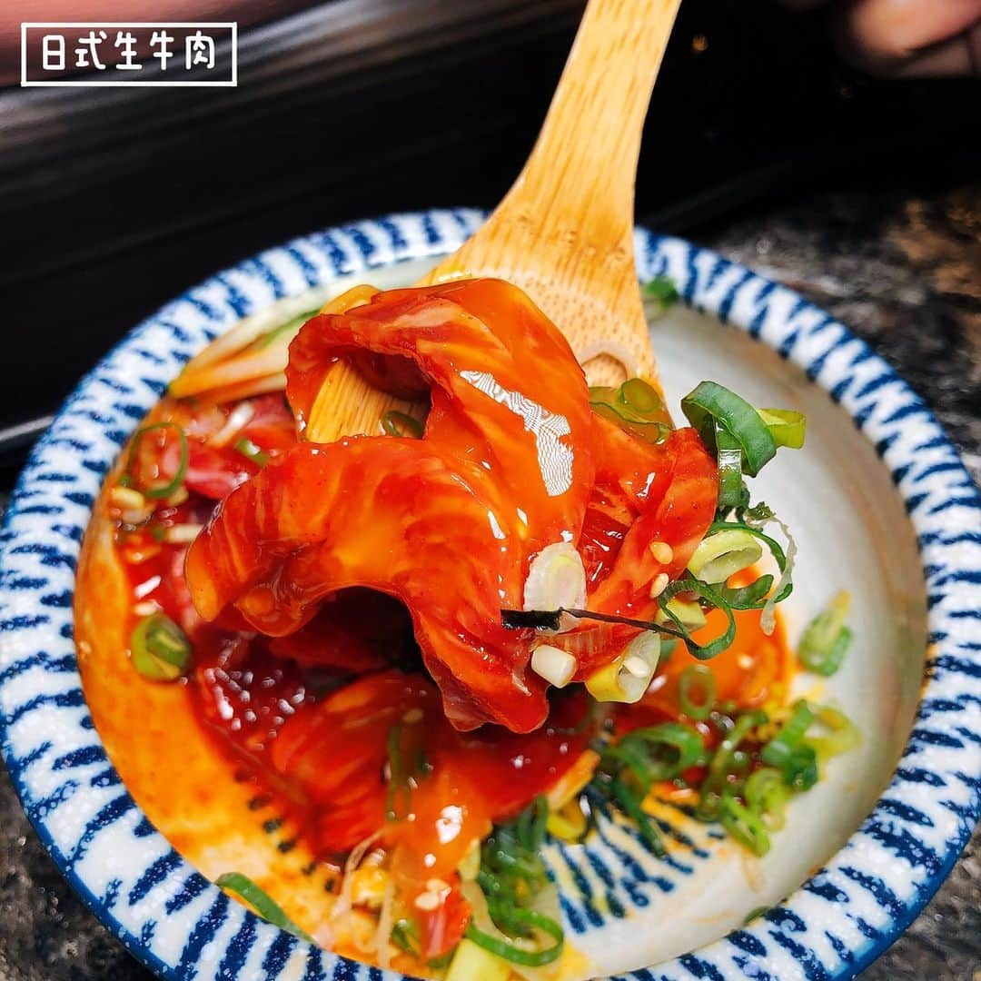 4foodie, for foodieさんのインスタグラム写真 - (4foodie, for foodieInstagram)「📍Taipei, Taiwan 肉你好Yoloniku燒肉專門店 / 以下餐點與價位 玉子牛丼飯 $120 美味程度：🌕🌕🌕🌕🌑 💡補充💡半熟蛋黃搭配剛烤好的牛肉完全是經典👌🏻👌🏻👌🏻飯粒蒸煮地粒粒分明，肉香氣十足👍🏻 極品厚切牛舌 $320 美味程度：🌕🌕🌕🌕🌗 💡補充💡牛舌口感表皮酥肉質脆口，厚度蠻厚的🐮 豪華和牛雙拼 $990 美味程度：🌕🌕🌕🌕🌑 💡補充💡和牛肉質不在話下，油花分佈均勻，肉質鮮嫩多汁，簡單搭配海鹽即可🤤🤤🤤 鮮切牛排佐黑松露醬 $359 美味程度：🌕🌕🌕🌕🌗 💡補充💡牛排由專人烤至5分熟，搭配店家特製的黑松露醬，黑松露帶出淡淡香氣，搭配牛排，口味濃郁🥰 手臂蝦 $690 美味程度：🌕🌕🌕🌕🌗 💡補充💡超大一隻手臂蝦，徒手拿真的蠻重的😂蝦子烤得適中，肉質緊實，還有蝦膏搭配，愛蝦者必點無誤🦐🦐🦐 干貝漢堡 $200 美味程度：🌕🌕🌕🌕🌑 💡補充💡生食等級干貝搭配甜蝦與紫蘇，算是不陌生的搭配，干貝新鮮，口感鮮甜，紫蘇香氣濃郁，整體很清爽💕 日式生牛肉 $180 美味程度：🌕🌕🌕🌕🌑 💡補充💡生牛肉搭配蛋黃，將蛋液劃破拌在一起，再加上蔥與海苔點綴，簡單美味💯💯💯 和風鱈魚肝沙拉 $220 美味程度：🌕🌕🌕🌕🌑 💡補充💡鱈魚肝口感綿密滑嫩，沙拉整體吃起來很清爽，柴魚片給的份量完全不手軟😆😆😆 肉你好手工甜點 $120 美味程度：🌕🌕🌕🌕🌑 💡補充💡芝麻奶酪搭配黃豆粉，很日式的甜點，口感香甜，如果不想吃太甜可以請店家少加一點黑糖醬喔(˶‾᷄ ⁻̫ ‾᷅˵) 整體 環境衛生：🌕🌕🌕🌕🌗 服務態度：🌕🌕🌕🌕🌗 再訪意願：🌕🌕🌕🌕🌗 🗺台北市大安區敦化南路一段190巷42號 🚇捷運忠孝復興4號出口 ☎️(02)2711-2020 ⏰17:00-24:00 🍽2019.08.28到訪用餐 💡補充💡最愛的燒肉品牌肉你好終於開到東區了開心٩(˃̶͈̀௰˂̶͈́)و這次全新的概念店與以往不太一樣，走更精緻的燒肉，不賣串炸，專注於燒肉品質與專業👍🏻全新開幕恭喜恭喜🎉 #4foodie #4foodie忠孝復興站 #YOLONIKU肉你好 #taipeifood #台北美食 #肉你好 #東區美食 #東區燒肉 #東區燒烤 #台北燒肉 #台北燒烤 #taipei #4foodie燒肉 #4foodie燒烤 #4foodieintaipei #4foodieforfoodie ©版權所有，不得轉載copyrights reserved」9月5日 13時08分 - 4foodie