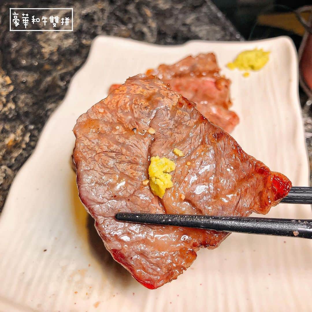 4foodie, for foodieさんのインスタグラム写真 - (4foodie, for foodieInstagram)「📍Taipei, Taiwan 肉你好Yoloniku燒肉專門店 / 以下餐點與價位 玉子牛丼飯 $120 美味程度：🌕🌕🌕🌕🌑 💡補充💡半熟蛋黃搭配剛烤好的牛肉完全是經典👌🏻👌🏻👌🏻飯粒蒸煮地粒粒分明，肉香氣十足👍🏻 極品厚切牛舌 $320 美味程度：🌕🌕🌕🌕🌗 💡補充💡牛舌口感表皮酥肉質脆口，厚度蠻厚的🐮 豪華和牛雙拼 $990 美味程度：🌕🌕🌕🌕🌑 💡補充💡和牛肉質不在話下，油花分佈均勻，肉質鮮嫩多汁，簡單搭配海鹽即可🤤🤤🤤 鮮切牛排佐黑松露醬 $359 美味程度：🌕🌕🌕🌕🌗 💡補充💡牛排由專人烤至5分熟，搭配店家特製的黑松露醬，黑松露帶出淡淡香氣，搭配牛排，口味濃郁🥰 手臂蝦 $690 美味程度：🌕🌕🌕🌕🌗 💡補充💡超大一隻手臂蝦，徒手拿真的蠻重的😂蝦子烤得適中，肉質緊實，還有蝦膏搭配，愛蝦者必點無誤🦐🦐🦐 干貝漢堡 $200 美味程度：🌕🌕🌕🌕🌑 💡補充💡生食等級干貝搭配甜蝦與紫蘇，算是不陌生的搭配，干貝新鮮，口感鮮甜，紫蘇香氣濃郁，整體很清爽💕 日式生牛肉 $180 美味程度：🌕🌕🌕🌕🌑 💡補充💡生牛肉搭配蛋黃，將蛋液劃破拌在一起，再加上蔥與海苔點綴，簡單美味💯💯💯 和風鱈魚肝沙拉 $220 美味程度：🌕🌕🌕🌕🌑 💡補充💡鱈魚肝口感綿密滑嫩，沙拉整體吃起來很清爽，柴魚片給的份量完全不手軟😆😆😆 肉你好手工甜點 $120 美味程度：🌕🌕🌕🌕🌑 💡補充💡芝麻奶酪搭配黃豆粉，很日式的甜點，口感香甜，如果不想吃太甜可以請店家少加一點黑糖醬喔(˶‾᷄ ⁻̫ ‾᷅˵) 整體 環境衛生：🌕🌕🌕🌕🌗 服務態度：🌕🌕🌕🌕🌗 再訪意願：🌕🌕🌕🌕🌗 🗺台北市大安區敦化南路一段190巷42號 🚇捷運忠孝復興4號出口 ☎️(02)2711-2020 ⏰17:00-24:00 🍽2019.08.28到訪用餐 💡補充💡最愛的燒肉品牌肉你好終於開到東區了開心٩(˃̶͈̀௰˂̶͈́)و這次全新的概念店與以往不太一樣，走更精緻的燒肉，不賣串炸，專注於燒肉品質與專業👍🏻全新開幕恭喜恭喜🎉 #4foodie #4foodie忠孝復興站 #YOLONIKU肉你好 #taipeifood #台北美食 #肉你好 #東區美食 #東區燒肉 #東區燒烤 #台北燒肉 #台北燒烤 #taipei #4foodie燒肉 #4foodie燒烤 #4foodieintaipei #4foodieforfoodie ©版權所有，不得轉載copyrights reserved」9月5日 13時08分 - 4foodie