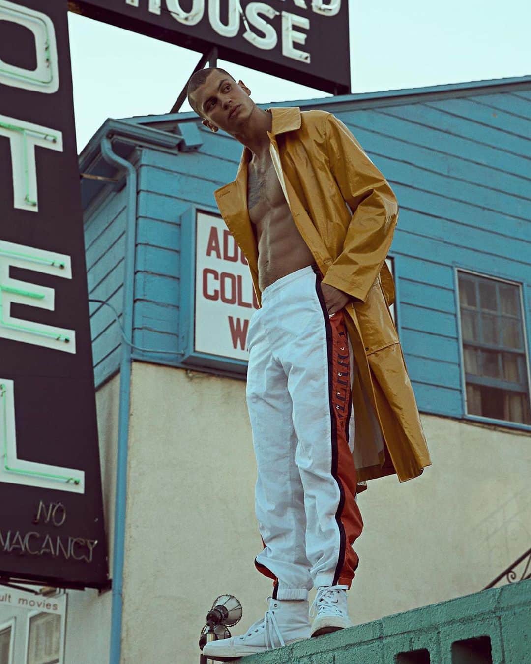 ペリーエリスのインスタグラム：「Brandon Good @goodbhavior wearing a track pant from the #PerryEllisAmerica 2.5 capsule collection in the August #Virgo issue of @manofmetropolis.  Photographer: @santiagobisso  Stylist: @arlenjfarmer  Grooming: @nathanieldezan」
