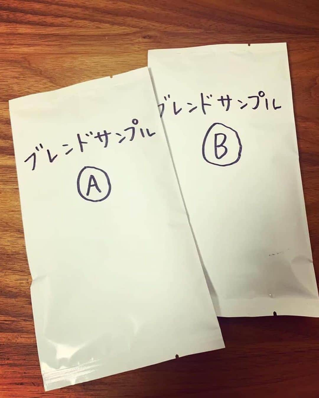 yuu sakuraiさんのインスタグラム写真 - (yuu sakuraiInstagram)「今日も元気に おはようございます☆ : 8月30日☆ フリーアナウンサーで人気のある @saorian サオリさんのお誕生日に、 : サオリさんと、 MK CAFEオーナー @mk_kiku 菊池さんがプロデュースする 【30coffee】がMK CAFEにて リリーススタートして☆ : 初日から多くの方に 足を運んで頂き飲んで頂いております！ : サオリさんは、 今まで何千件もカフェに足を運ぶほど #coffee が好きで、 : 今回は、そんなcoffeeのプロデュースとあって心から喜ばれて ここにしかないオリジナルの ブレンドを作るため、 創業66年の老舗のから焙煎豆を購入して、 : MK CAFEにて豆を挽くところから…中細びきにして、蒸らしコップに注ぐまで全ての工程を丁寧にやらせて頂いております！ : 現在、コールドブリューも12時間かけてカフェにて作成しており、 ホットコーヒーも、アイスのコールドブリューも 深みがありしっかりとした濃さなのに後味がすっきりして とっても美味しいとみんな何杯もおかわりしてる♪ : 豆を挽く時の香りがたまらなくいい香りで、少しの工程の違いで味が変わるほど繊細だから本当に一杯一杯愛情込めて作ってます！ : coffee好きな方は是非、飲みに来ていただけたら嬉しいです！ : 9月29日には、 30coffeeリリースパーティーを開催予定♪ : 9月29日に行うInstagramステップアップ講座にいらした方はそのままご招待できるかも☆ お時間ある方は是非一緒に行きましょう！ : 今日着てる #onepiece は、 @beep_ss の☆ ちょびっと #へそだしルック ！笑 : では、行ってきます！！ : #低身長コーデ #チビコーデ  #power #food  #happy  #フードコーディネーター #食育インストラクター #30coffee #鯖バーガー #coffee #art  #healthy #鯖バーガー専門店 #38ism.  #商品開発 #料理 #レシピ #焙煎機 #コーヒー豆 #コールドブリュー #cafe巡り #coffeetime #coffeeshop #coffeemaker #coffeegram」9月5日 7時57分 - food_yuu