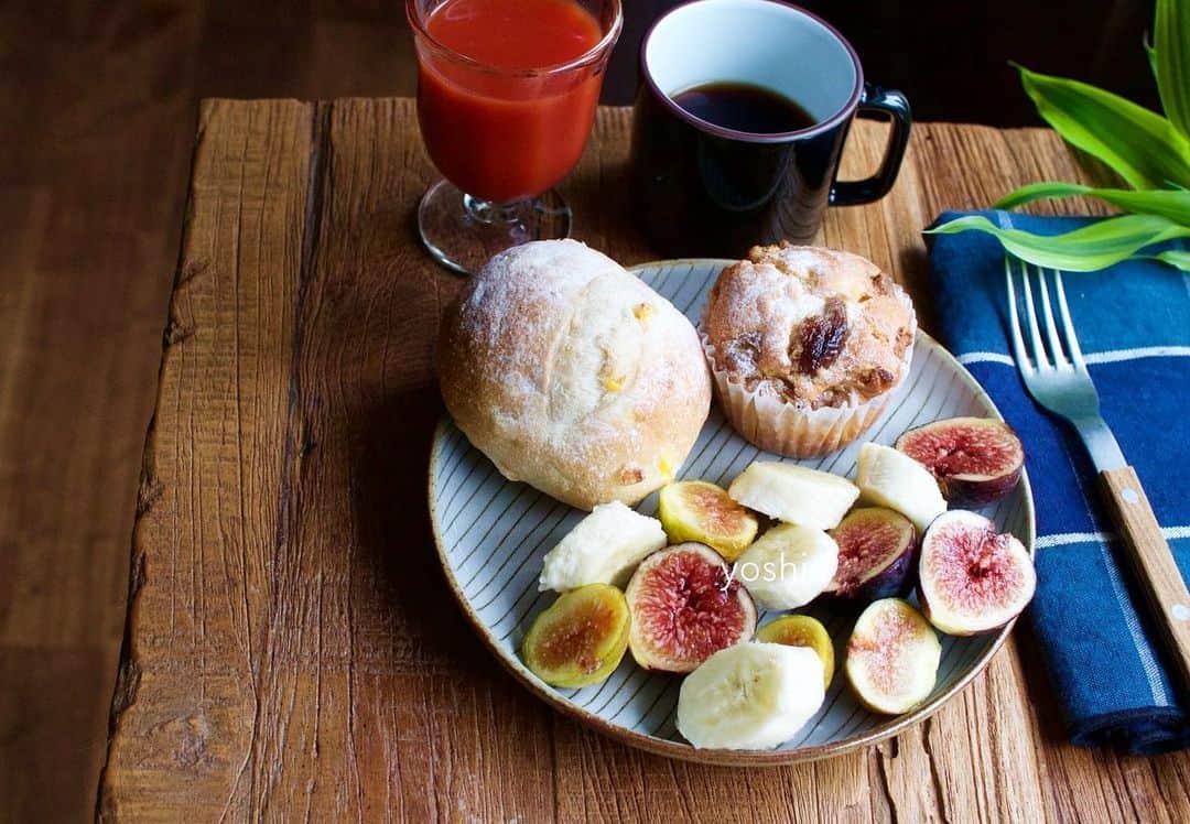 草間淑江さんのインスタグラム写真 - (草間淑江Instagram)「おはようございます！ ９月５日の朝は、イチジク＆バナナに、コーンパンとイチジクマフィン、トマトジュース 🍅 早出の朝は簡単に。 この時期楽しみにしているイチジク。 今朝は、イタリア産のブラックイスキアと、ホワイトイスキア。 収穫期は８月から１１月中旬だそう。 甘すぎず、品のいいお味です。 今朝も感謝していただきました。 ご馳走様でした。  さて、今日もびっくりするほど涼しいですよー。 過ごしやすいですね。 皆さまが素敵な１日になりますように❤️ ・ #朝食#イチジク#イタリア産#イスキア#バナナ#パンとコーヒー#トマトジュース #🍅#イチジクマフィン#イチジク好き #食物繊維 #今日も素敵ないちにちを☘️」9月5日 7時58分 - yoshie_kusama