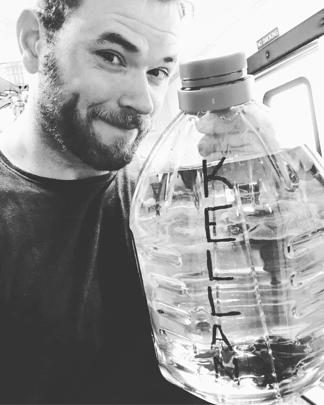 ケラン・ラッツさんのインスタグラム写真 - (ケラン・ラッツInstagram)「Green Initiative 🙌  Mission accomplished thanks to @cbstv @fbicbs  Upgrade from my gallon jug I bring all over set to my new FBI: Most Wanted Canister 💪  Best production ever!  Crosby out 😎」9月5日 8時00分 - kellanlutz