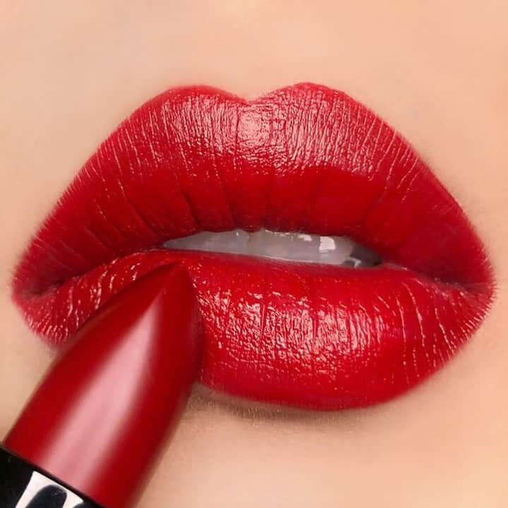 M·A·C Cosmetics BRさんのインスタグラム写真 - (M·A·C Cosmetics BRInstagram)「Um novo jeito de conquistar o bocão vermelho perfeito! O batom Love Me na cor E For Effortless tem um tom intenso, em uma fórmula super hidratante, que vai te fazer cair de amores. Corra pra loja para experimentar e levar o seu! Compre também online, no site maccosmetics.com.br. 💄❤️💋 #Regram @maccosmeticscanada @koeyyyymua #MACLoveMe #MACLoveMEBR」9月5日 8時00分 - maccosmeticsbrasil