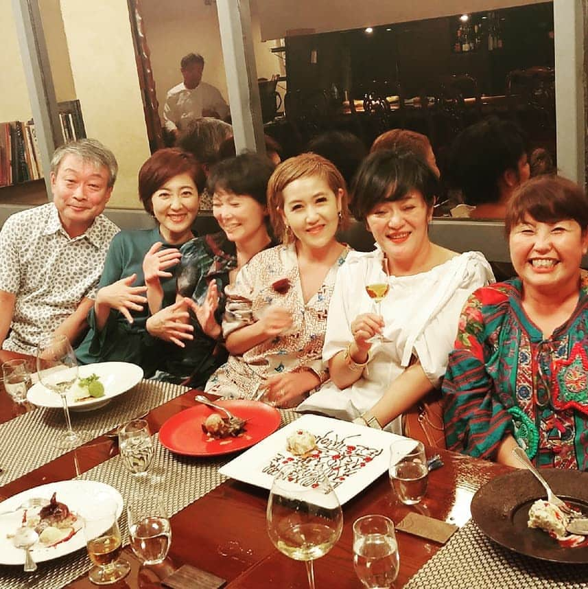 池尻和佳子さんのインスタグラム写真 - (池尻和佳子Instagram)「友人のお誕生日会‼️‼️ 弓削聞平さんにも、急きょ参加してもらって⤴️ 楽しい時間でしたm(._.)m  毎年祝い合えるって、嬉しいことですね🤩✨✨✨ #おめでとう #あさちゃん #フレンチ #アニオン #本田シェフ #本郷#ソムリエ #最高です#天神 #イノベーション #開発#シンデレラ #12時#帰ります #弓削聞平さん #誕生日#プレゼント #happybirthday」9月5日 8時09分 - wakako_ikejiri_rkb