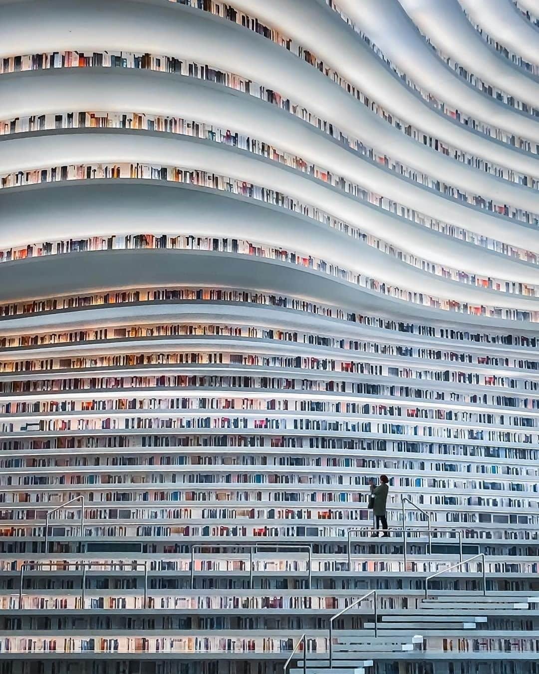 Travel + Leisureさんのインスタグラム写真 - (Travel + LeisureInstagram)「This eye-opening library is a true pearl in Tianjin, China. Take a look inside this breathtaking work of modern architecture at the link in bio! #tlpicks courtesy of @jordhammond」9月5日 8時21分 - travelandleisure
